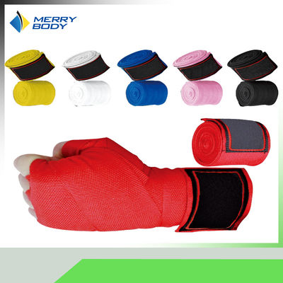 A mão elástica do encaixotamento do algodão envolve envoltórios profissionais vermelhos do pulso do encaixotamento da proteção